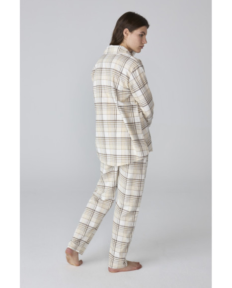 Pijama de mujer con estampado de cuadros en tonos beige y corte clásico Pijama de mujer con estampado de cuadros en tonos beige y corte clásico