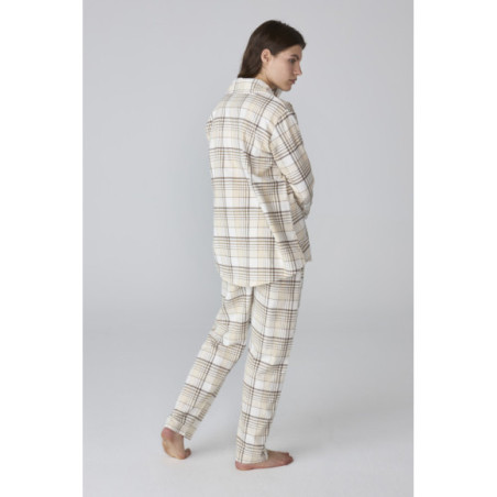 Pijama de mujer con estampado de cuadros en tonos beige y corte clásico Pijama de mujer con estampado de cuadros en tonos beige y corte clásico