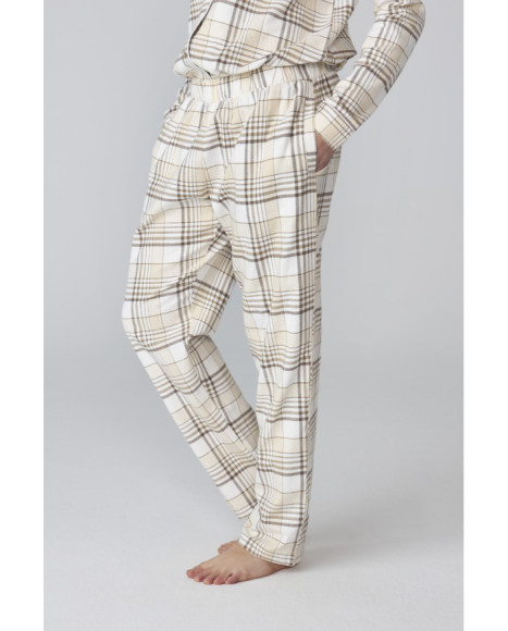 Pijama de mujer con estampado de cuadros en tonos beige y corte clásico Pijama de mujer con estampado de cuadros en tonos beige y corte clásico