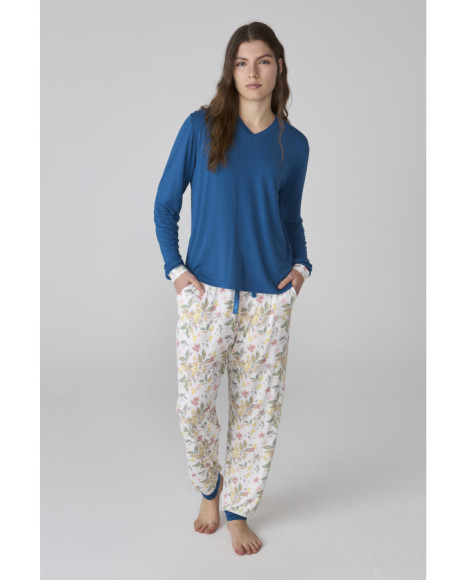 Pijama largo de mujer en azul y con estampado floral Pijama largo de mujer en azul y con estampado floral