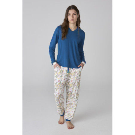 Pijama largo de mujer en azul y con estampado floral Pijama largo de mujer en azul y con estampado floral