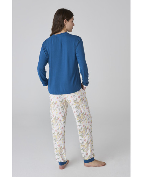 Pijama largo de mujer en azul y con estampado floral Pijama largo de mujer en azul y con estampado floral