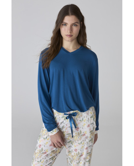 Pijama largo de mujer en azul y con estampado floral Pijama largo de mujer en azul y con estampado floral