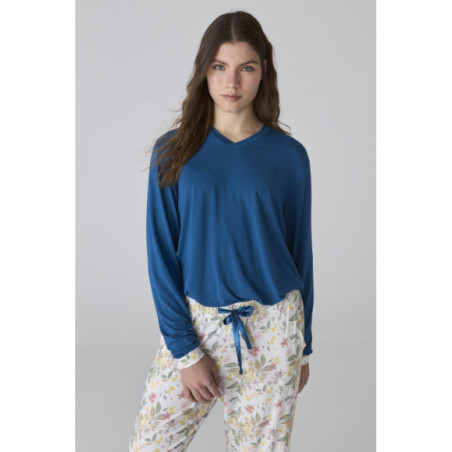 Pijama largo de mujer en azul y con estampado floral Pijama largo de mujer en azul y con estampado floral