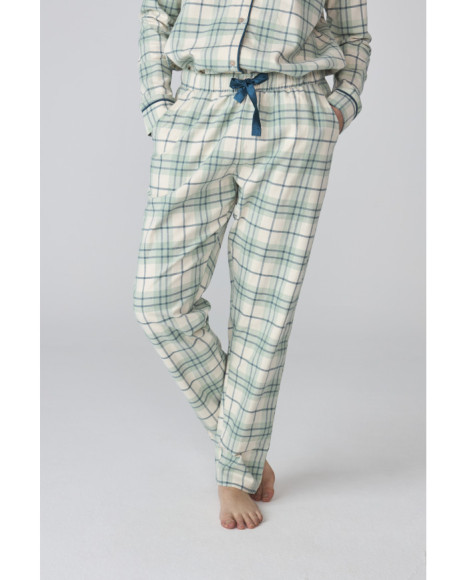 Pijama largo para mujer en blanco con diseño en cuadros verdes Pijama largo para mujer en blanco con diseño en cuadros verdes