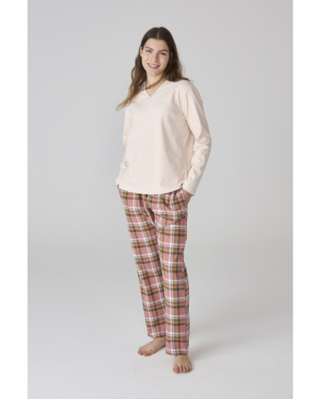 Conjunto de pijama de mujer en tono beige y cuadros rosas Conjunto de pijama de mujer en tono beige y cuadros rosas