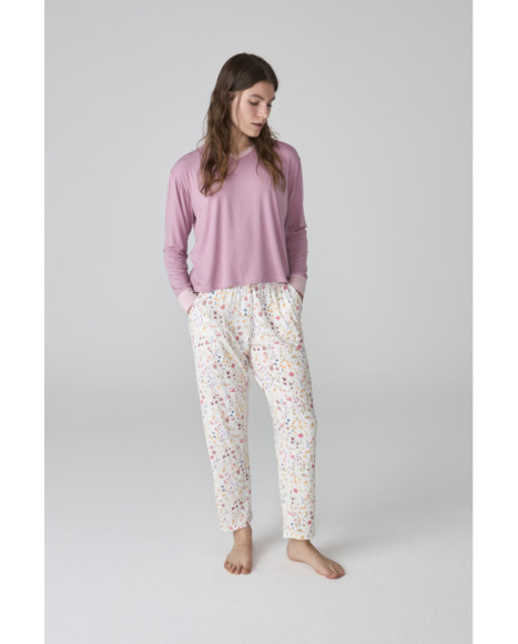 Pijama de mujer con camiseta en rosa y pantalón blanco estampado floral Pijama de mujer con camiseta en rosa y pantalón blanco estampado floral