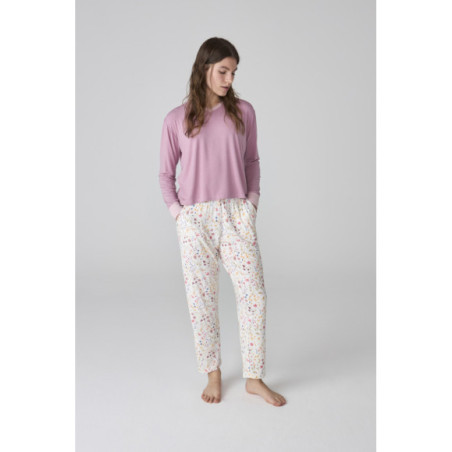 Pijama de mujer con camiseta en rosa y pantalón blanco estampado floral Pijama de mujer con camiseta en rosa y pantalón blanco estampado floral