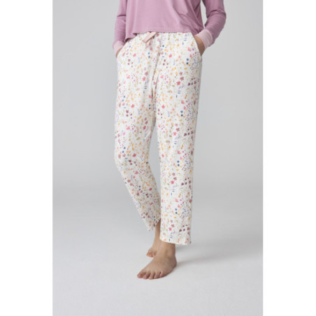 Pijama de mujer con camiseta en rosa y pantalón blanco estampado floral Pijama de mujer con camiseta en rosa y pantalón blanco estampado floral