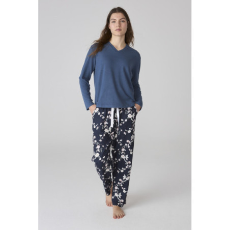Pijama de mujer con camiseta azul y pantalón estampado floral en azul marino