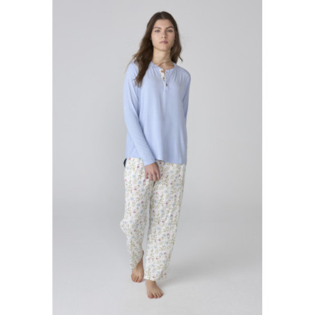 Pijama largo de mujer con camiseta azul claro y pantalón estampado floral Pijama largo de mujer con camiseta azul claro y pantalón estampado floral