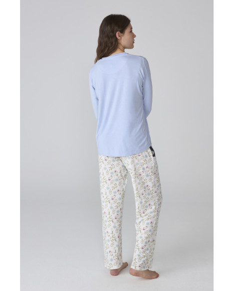 Pijama largo de mujer con camiseta azul claro y pantalón estampado floral Pijama largo de mujer con camiseta azul claro y pantalón estampado floral
