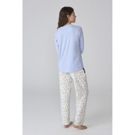 Pijama largo de mujer con camiseta azul claro y pantalón estampado floral Pijama largo de mujer con camiseta azul claro y pantalón estampado floral