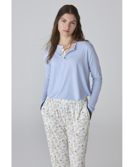 Pijama largo de mujer con camiseta azul claro y pantalón estampado floral Pijama largo de mujer con camiseta azul claro y pantalón estampado floral