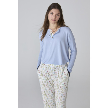 Pijama largo de mujer con camiseta azul claro y pantalón estampado floral Pijama largo de mujer con camiseta azul claro y pantalón estampado floral