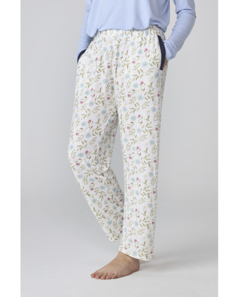 Pijama largo de mujer con camiseta azul claro y pantalón estampado floral Pijama largo de mujer con camiseta azul claro y pantalón estampado floral