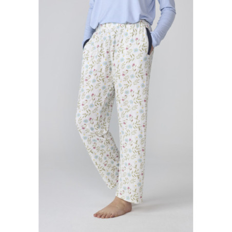 Pijama largo de mujer con camiseta azul claro y pantalón estampado floral Pijama largo de mujer con camiseta azul claro y pantalón estampado floral