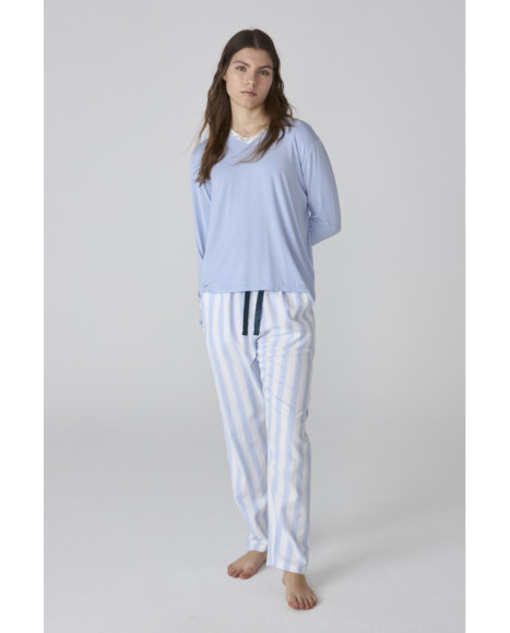 Pijama de mujer con camiseta azul y pantalón largo a rayas