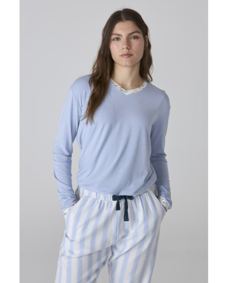 Pijama de mujer con camiseta azul y pantalón largo a rayas Pijama de mujer con camiseta azul y pantalón largo a rayas
