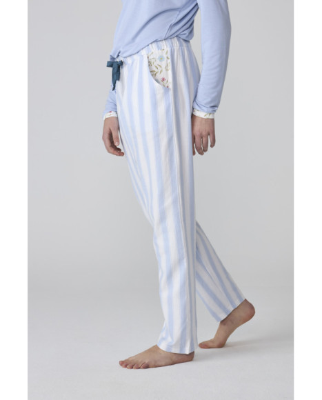Pijama de mujer con camiseta azul y pantalón largo a rayas Pijama de mujer con camiseta azul y pantalón largo a rayas