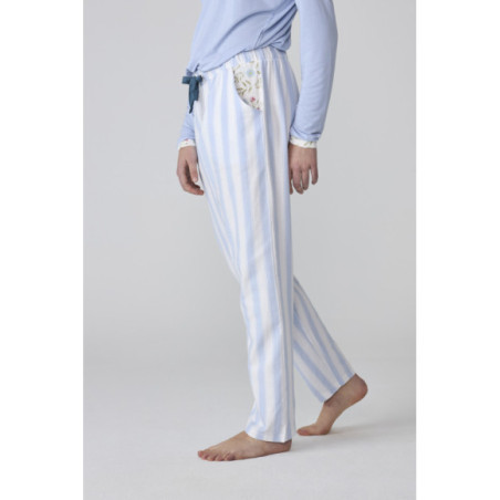 Pijama de mujer con camiseta azul y pantalón largo a rayas Pijama de mujer con camiseta azul y pantalón largo a rayas
