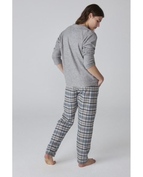 Pijama de mujer con pantalón de cuadros y camiseta de manga larga Pijama de mujer con pantalón de cuadros y camiseta de manga larga