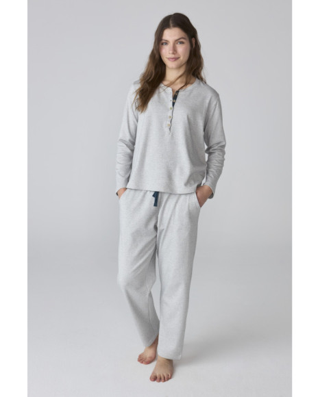 Pijama de mujer gris con camiseta henley y pantalón largo