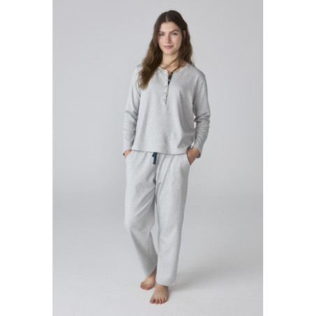 Pijama de mujer gris con camiseta henley y pantalón largo Pijama de mujer gris con camiseta henley y pantalón largo