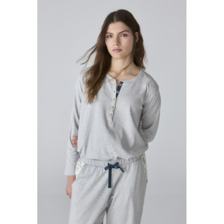 Pijama de mujer gris con camiseta henley y pantalón largo Pijama de mujer gris con camiseta henley y pantalón largo