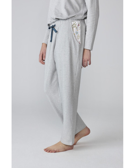 Pijama de mujer gris con camiseta henley y pantalón largo Pijama de mujer gris con camiseta henley y pantalón largo