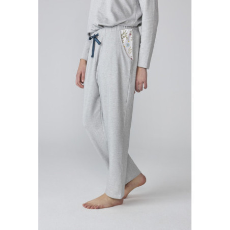 Pijama de mujer gris con camiseta henley y pantalón largo Pijama de mujer gris con camiseta henley y pantalón largo