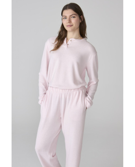 Pijama para mujer de felpa rosa claro y cuello henley Pijama para mujer de felpa rosa claro y cuello henley