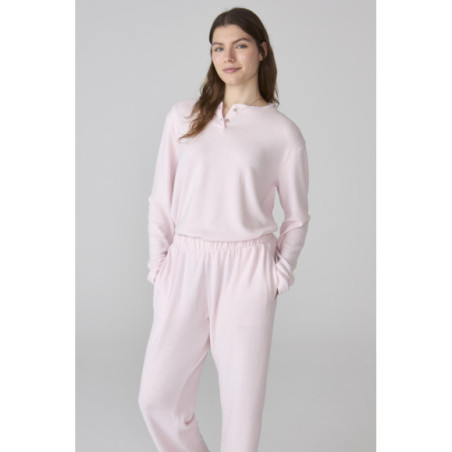 Pijama para mujer de felpa rosa claro y cuello henley Pijama para mujer de felpa rosa claro y cuello henley