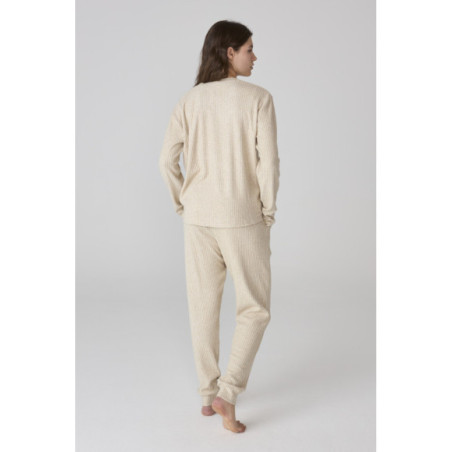 Pijama largo de mujer en beige de punto canalé con pantalón largo Pijama largo de mujer en beige de punto canalé con pantalón largo