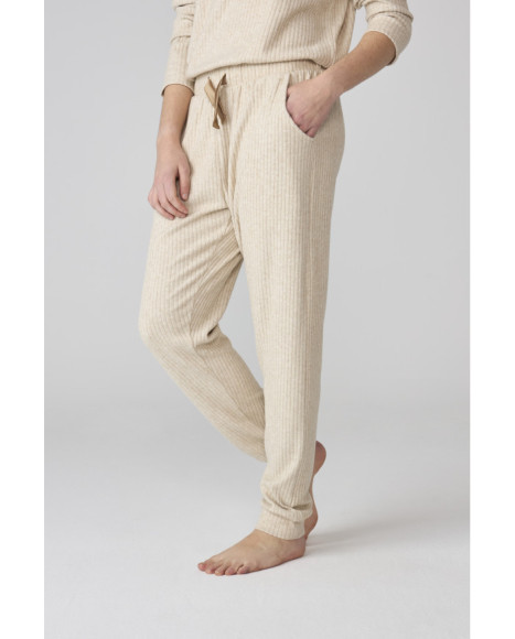 Pijama largo de mujer en beige de punto canalé con pantalón largo Pijama largo de mujer en beige de punto canalé con pantalón largo