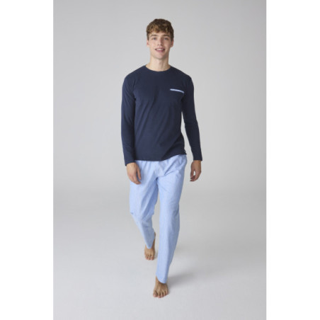 Pijama de hombre con parte superior azul oscura y pantalón a rayas Pijama de hombre con parte superior azul oscura y pantalón a rayas