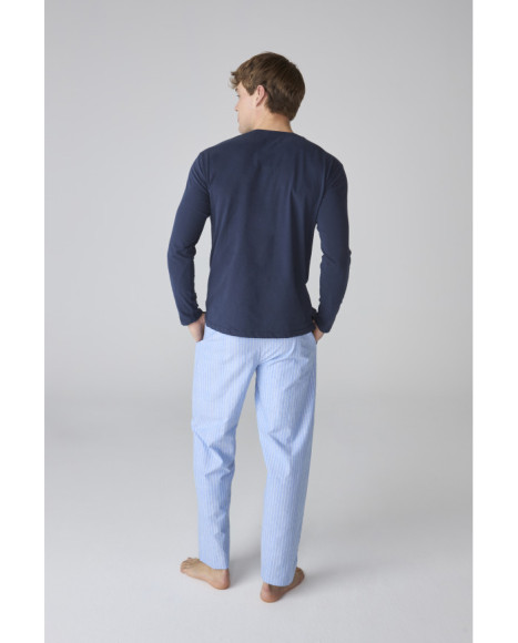 Pijama de hombre con parte superior azul oscura y pantalón a rayas Pijama de hombre con parte superior azul oscura y pantalón a rayas