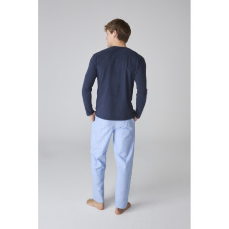 Pijama de hombre con parte superior azul oscura y pantalón a rayas Pijama de hombre con parte superior azul oscura y pantalón a rayas