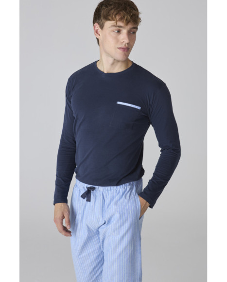 Pijama de hombre con parte superior azul oscura y pantalón a rayas Pijama de hombre con parte superior azul oscura y pantalón a rayas