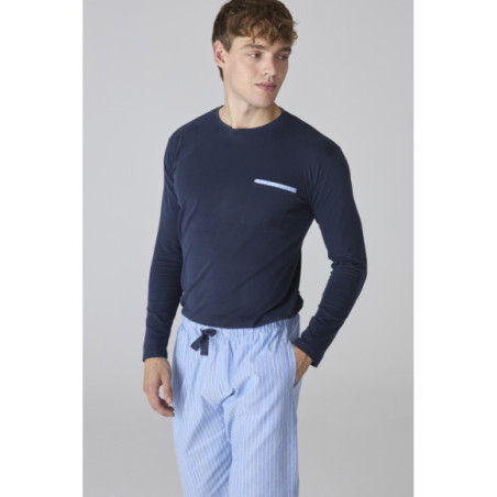 Pijama de hombre con parte superior azul oscura y pantalón a rayas Pijama de hombre con parte superior azul oscura y pantalón a rayas