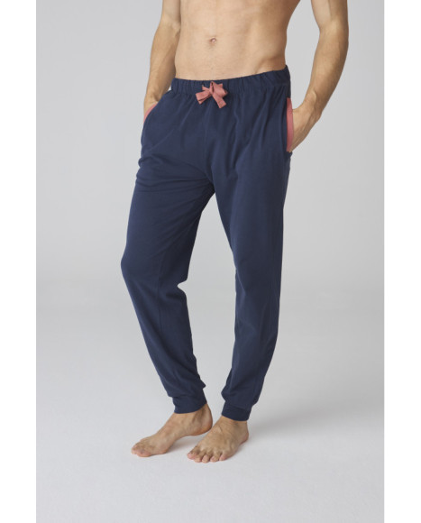 Pijama para hombre en azul marino con camiseta a rayas y pantalón liso Pijama para hombre en azul marino con camiseta a rayas y pantalón liso