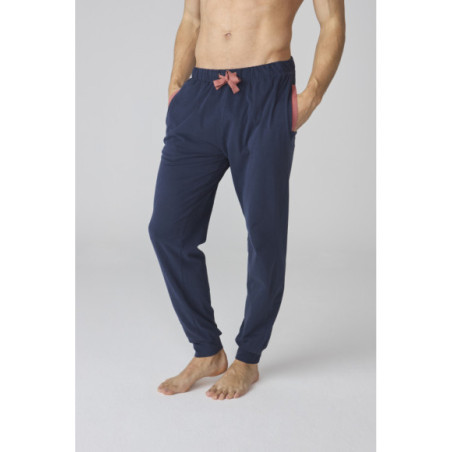Pijama para hombre en azul marino con camiseta a rayas y pantalón liso Pijama para hombre en azul marino con camiseta a rayas y pantalón liso