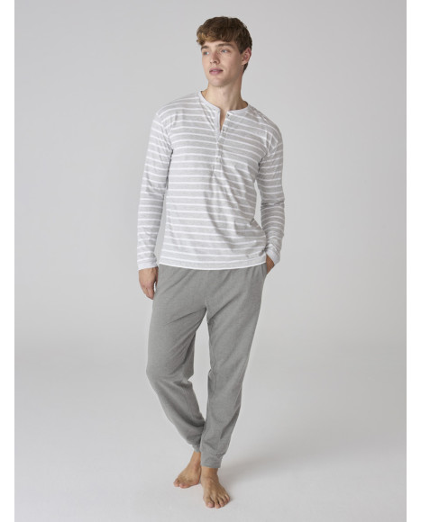 Set de pijama para hombre en gris jaspeado con camiseta a rayas y pantalón liso